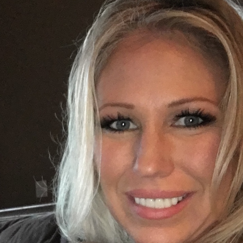 Meet your Posher, Dee Dee